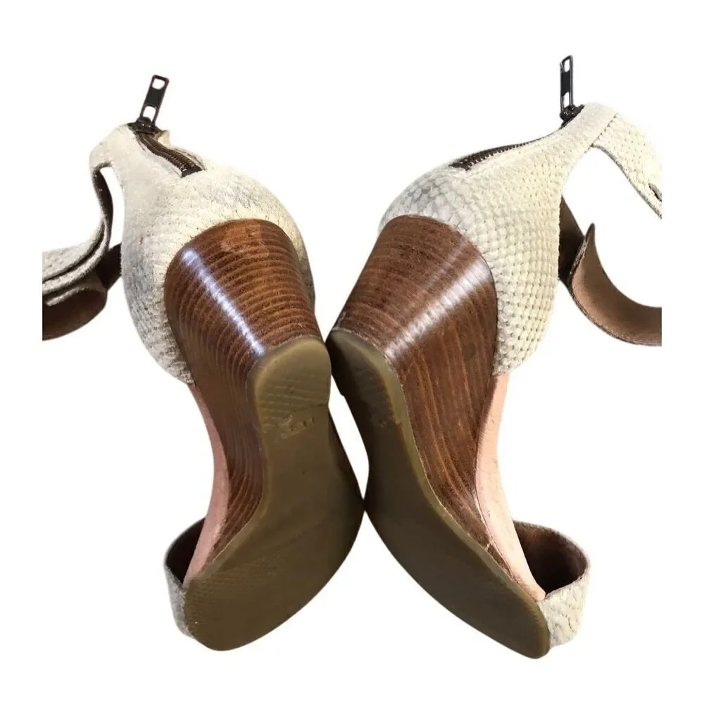 Ugg Char Mar Pearl suede tan Ankle wedge tan sandal size 7.5